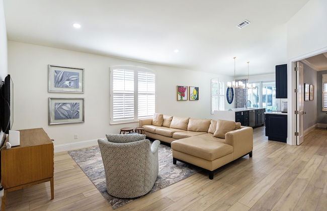 Tuscan Vacation Rental. Stylish 3-Bedroom Getaway Near Vanderbilt Beach Enjoy a Private Pool, Spacious Layout, and Modern Comforts Perfect for Families, Groups, and Pet-Friendly Stays - Photo 13