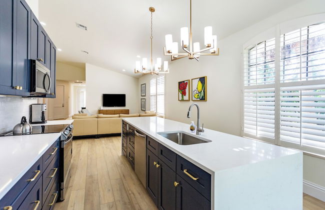 Tuscan Vacation Rental. Stylish 3-Bedroom Getaway Near Vanderbilt Beach Enjoy a Private Pool, Spacious Layout, and Modern Comforts Perfect for Families, Groups, and Pet-Friendly Stays - Photo 11
