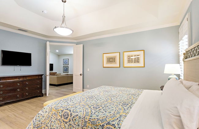 Tuscan Vacation Rental. Stylish 3-Bedroom Getaway Near Vanderbilt Beach Enjoy a Private Pool, Spacious Layout, and Modern Comforts Perfect for Families, Groups, and Pet-Friendly Stays - Photo 7