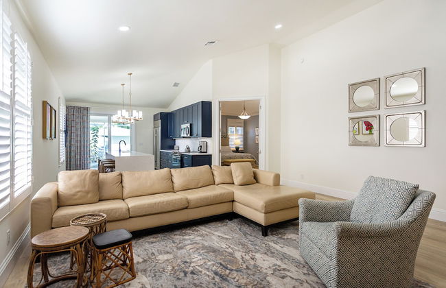 Tuscan Vacation Rental. Stylish 3-Bedroom Getaway Near Vanderbilt Beach Enjoy a Private Pool, Spacious Layout, and Modern Comforts Perfect for Families, Groups, and Pet-Friendly Stays - Photo 14