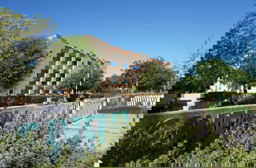 Foto 26 - Enjoy a Poolside Retreat
