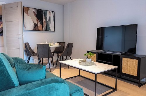 Photo 18 - Stylish Apartments with Balcony for upper apartments & Free Parking in a prime location - Five Miles from Heathrow Airport