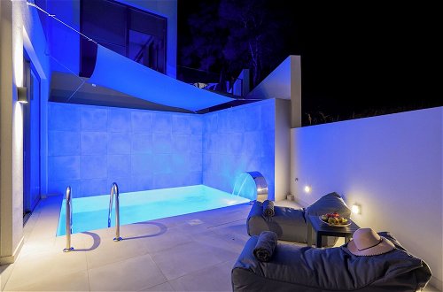 Photo 25 - White Cliff Luxury Suites