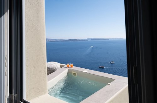 Photo 49 - SantorOia Luxury Suites