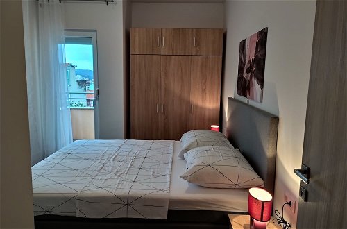 Photo 9 - Immaculate 2-bed Apartment in Okrug Gornji