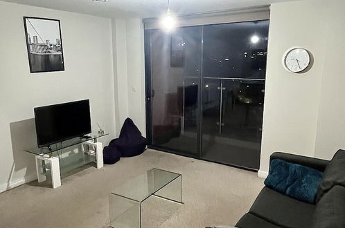 Foto 8 - Stunning 2-bed Apartment in Salford