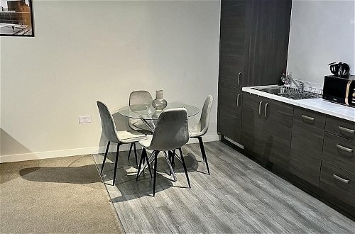 Foto 7 - Stunning 2-bed Apartment in Salford
