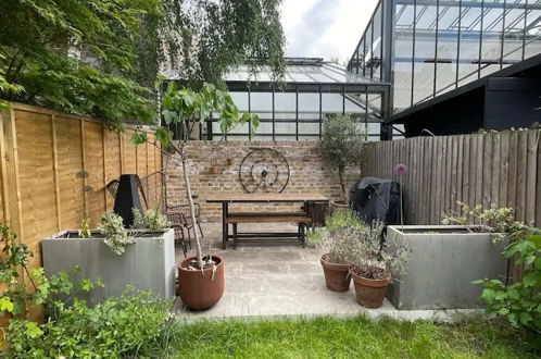 Foto 26 - Incredible & Quirky 2BD Home With Garden - Hackney