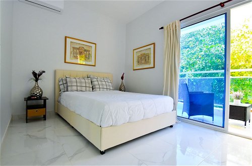Photo 28 - Exotic Beach Vacation Apartment with Picuzzi
