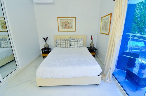 Photo 27 - Exotic Beach Vacation Apartment with Picuzzi