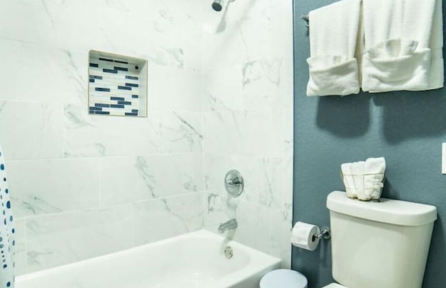Fascinating 2BR 1BA Near Festive DT and Riverwalk - Photo 20