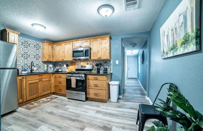 Fascinating 2BR 1BA Near Festive DT and Riverwalk - Photo 8