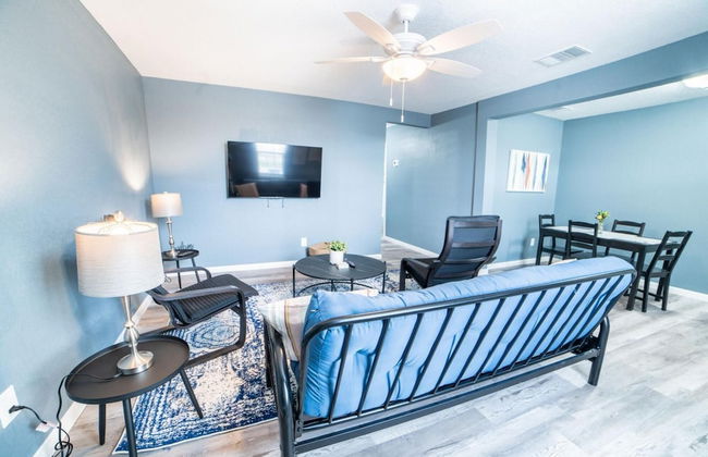Fascinating 2BR 1BA Near Festive DT and Riverwalk - Photo 3