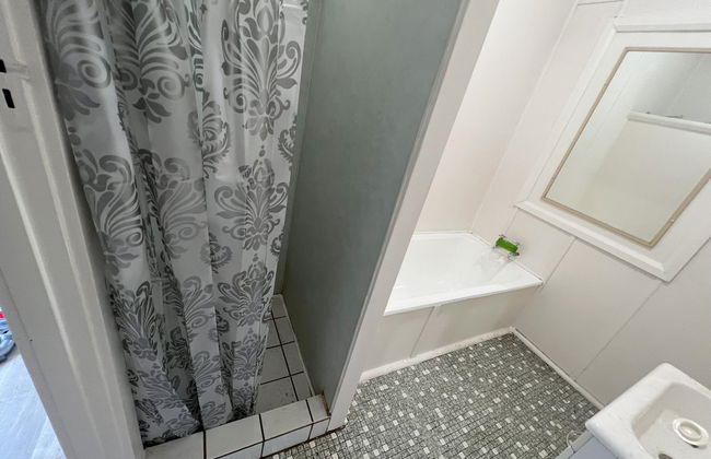 Pet Friendly 2 Bedroom Cottage with Yard - Foto 13
