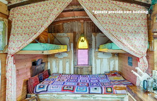 Photo 2 - Glamping Wagon - 1 x Double Bed, 2 x Single Bed