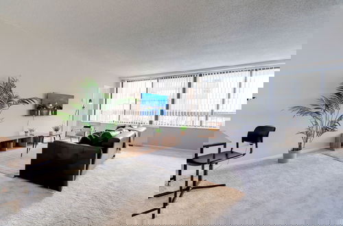 Foto 17 - Modern Apartment with Top Amenities