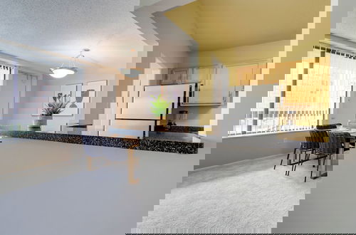 Foto 16 - Modern Apartment with Top Amenities