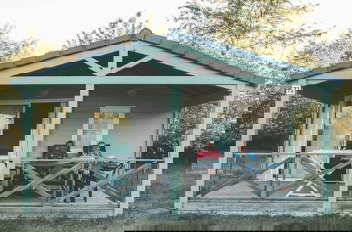 Foto 37 - Wooden Chalet With Covered Terrace, on the Edge of a Lake