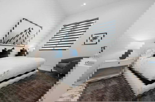 Foto 48 - Bravo by Avantstay Luxe Villa w/ Pool, Hot Tub & Pickleball Sleeps 21