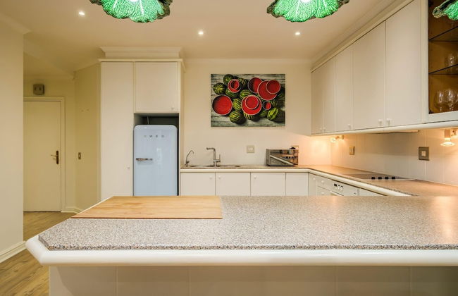 Contemporary Apartment Close to the Radisson Majolica - Foto 5