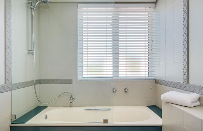 Contemporary Apartment Close to the Radisson Majolica - Foto 25