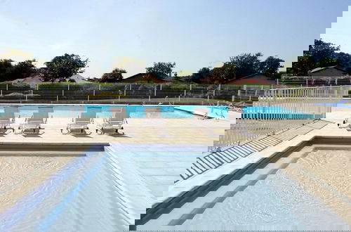 Foto 14 - Welcoming Villa With Shared Pool