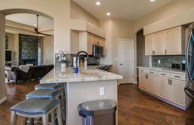 Fabulous 4-bdrm W/breathtaking Views & Pool! - Photo 10