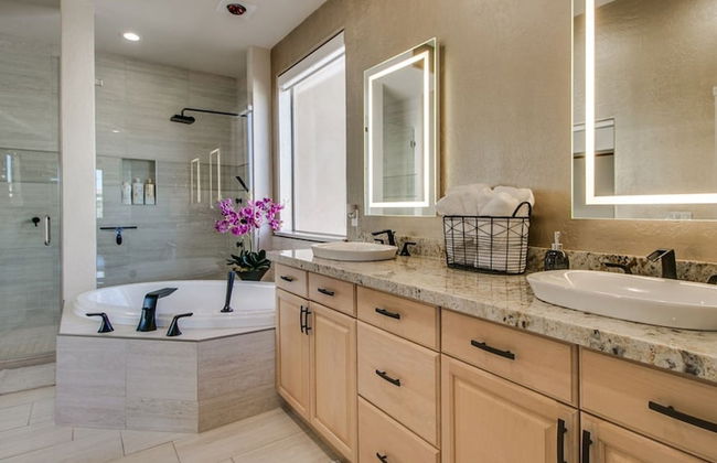 Fabulous 4-bdrm W/breathtaking Views & Pool! - Photo 14