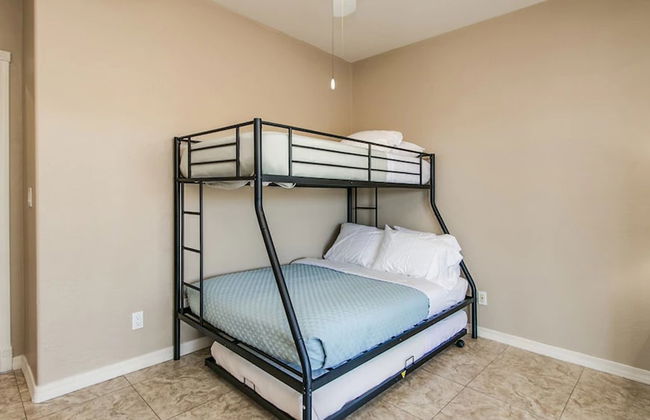 Fabulous 4-bdrm W/breathtaking Views & Pool! - Photo 4