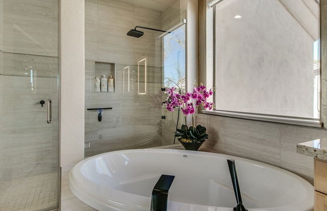Fabulous 4-bdrm W/breathtaking Views & Pool! - Photo 13