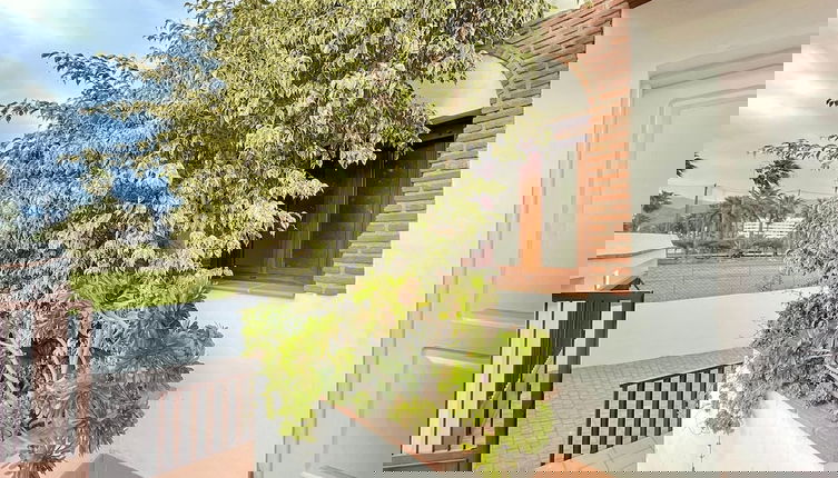 Foto 1 - Sunlit Villa Near Golf