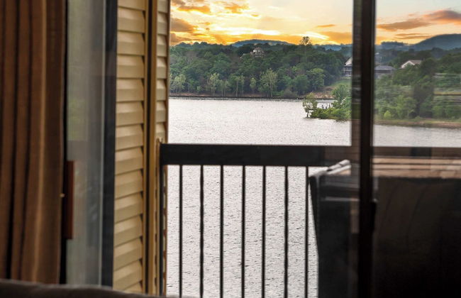 Lakefront Oasis Amazing Views! - Photo 26