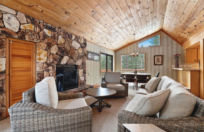 Tahoe Forest Chalet 3BR House w/ Mountain Views - Foto 19