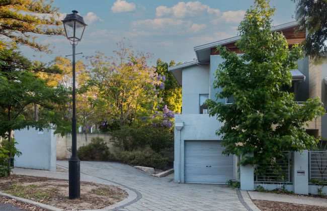 Lovely Shenton Park Townhouse - Photo 22