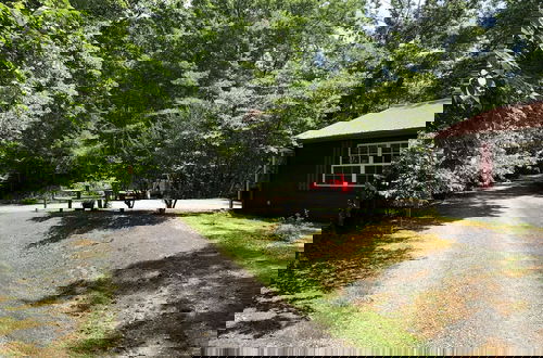 Foto 34 - Amazing Dreams 2 Bedroom Cabin by RedAwning
