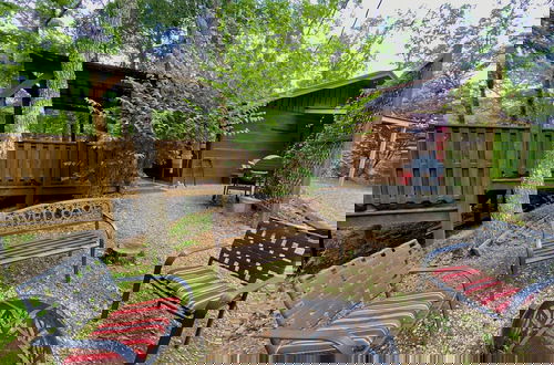 Foto 35 - Amazing Dreams 2 Bedroom Cabin by RedAwning