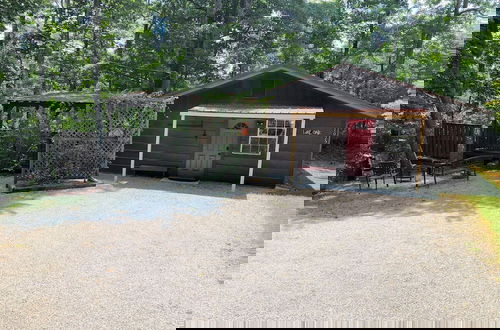 Foto 39 - Amazing Dreams 2 Bedroom Cabin by RedAwning
