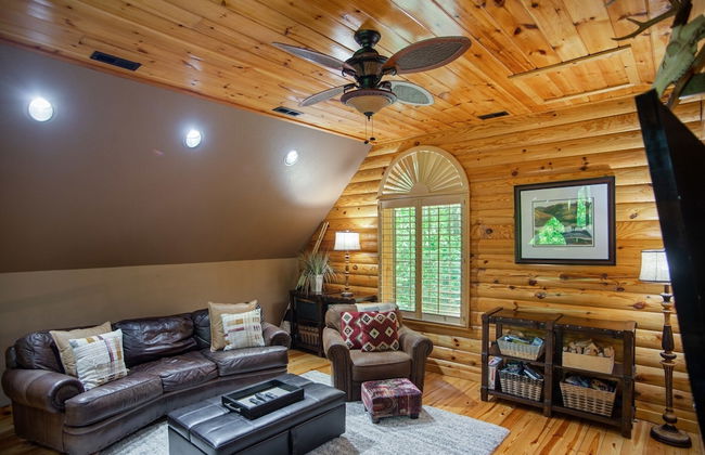 Iron Mountain Lodge 3 Bedroom Cabin by RedAwning - Photo 13