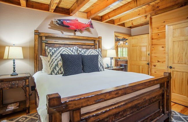 Iron Mountain Lodge 3 Bedroom Cabin by RedAwning - Photo 3