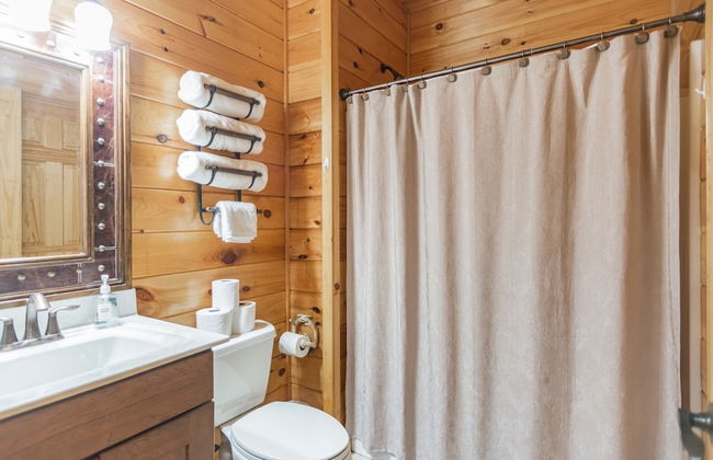 Iron Mountain Lodge 3 Bedroom Cabin by RedAwning - Photo 19