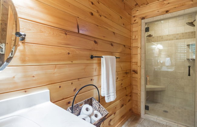 Iron Mountain Lodge 3 Bedroom Cabin by RedAwning - Photo 16