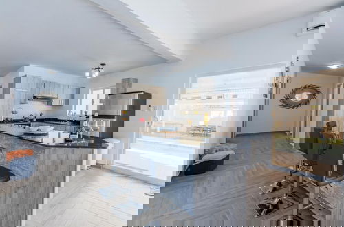 Foto 17 - NEW Modern Stylish 6BR 6BA Villa Near Palmbeach