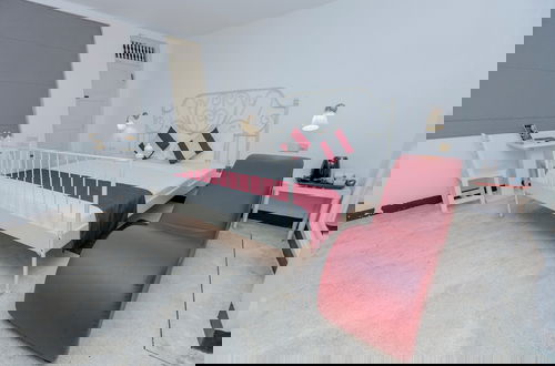 Photo 2 - Beverly Villa