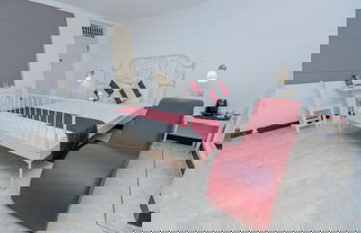 Photo 2 - Beverly Villa