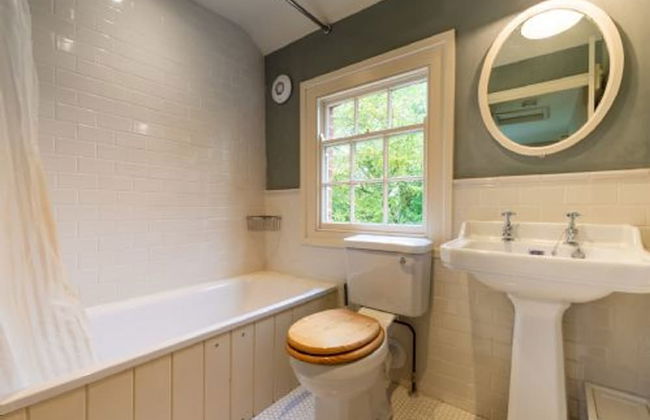 Host Stay Haclins Cottage - Photo 3