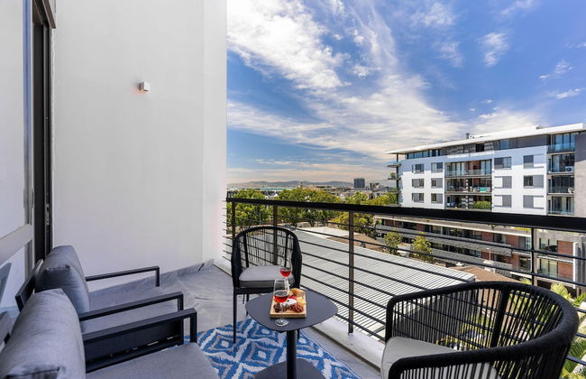 Urban Palette - Modern Artistic Green Point Apt - Photo 3