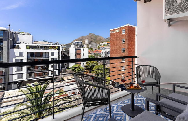 Urban Palette - Modern Artistic Green Point Apt - Photo 2