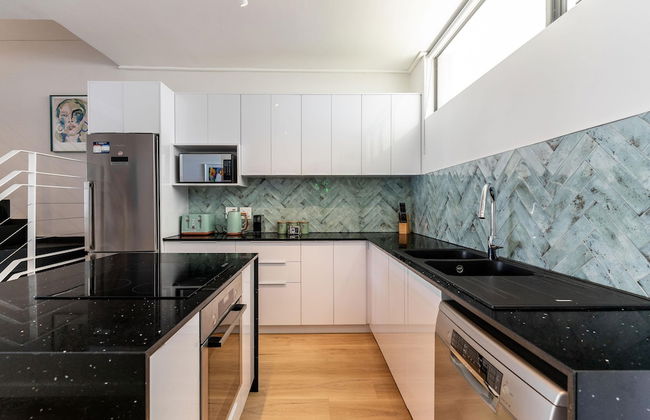 Urban Palette - Modern Artistic Green Point Apt - Photo 14