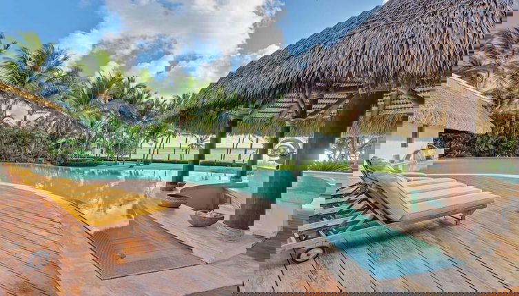 Foto 1 - Dazzling Beachfront Villa With Swim-up Bar