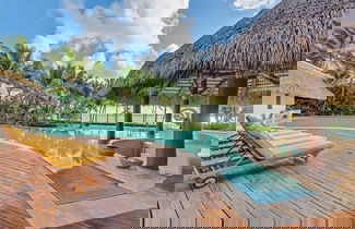 Foto 1 - Dazzling Beachfront Villa With Swim-up Bar